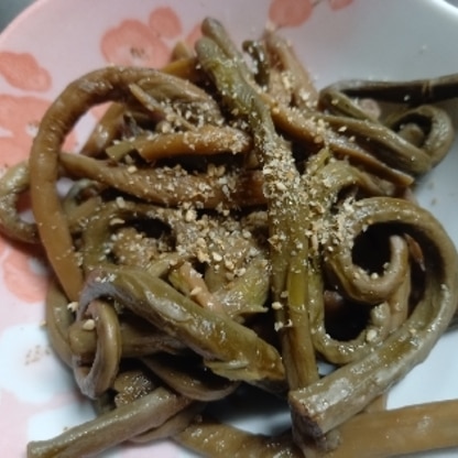 おせちではないけど、旦那さんの好きな、ぜんまいの煮物を作りました。美味しかったです。ゴマをのせるのは、風味が変わって、良かったです。ありがとうございました。